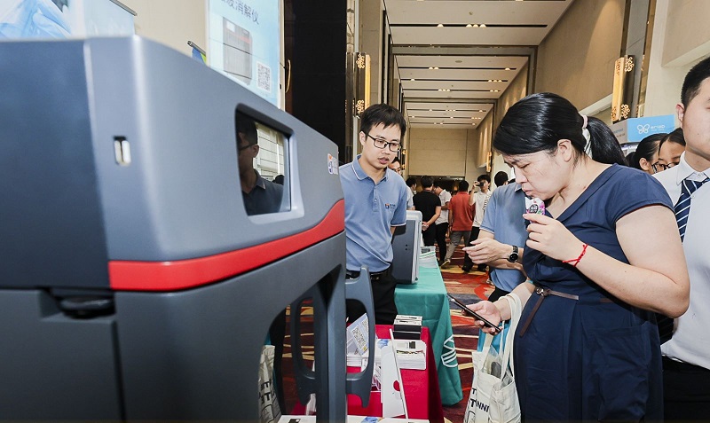 銷售總經理為客戶展示商品,耐心答疑解惑 銷售總經理為客戶展示商品,耐心答疑解惑